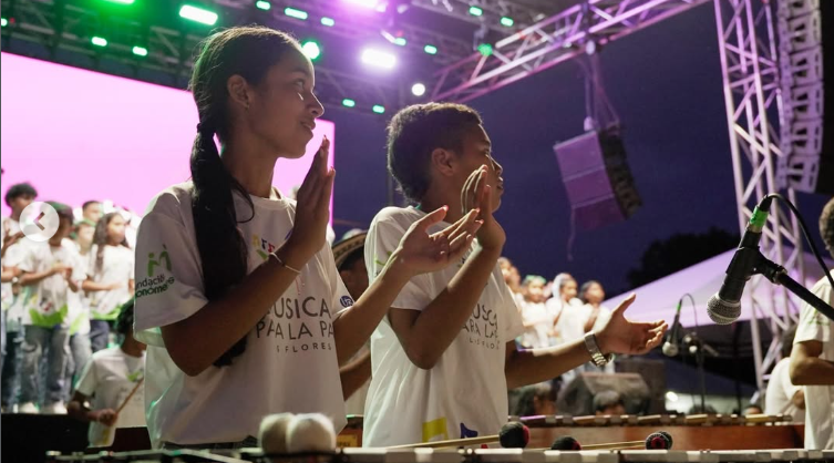 Jóvenes integrantes de Música para la Paz durante una presentación